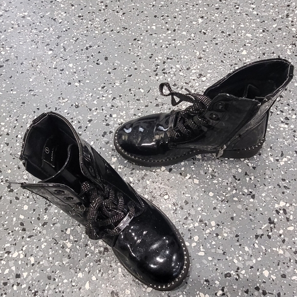 Boots - Picture 7 of 7